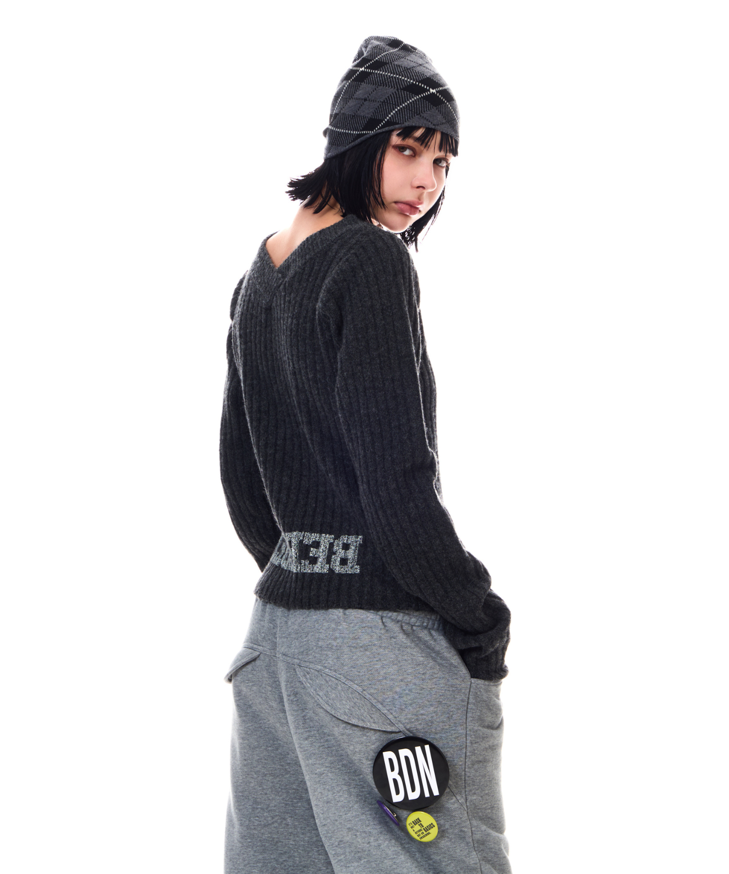 BACK LOGO V NECK RIB TOPS – BEEDEN