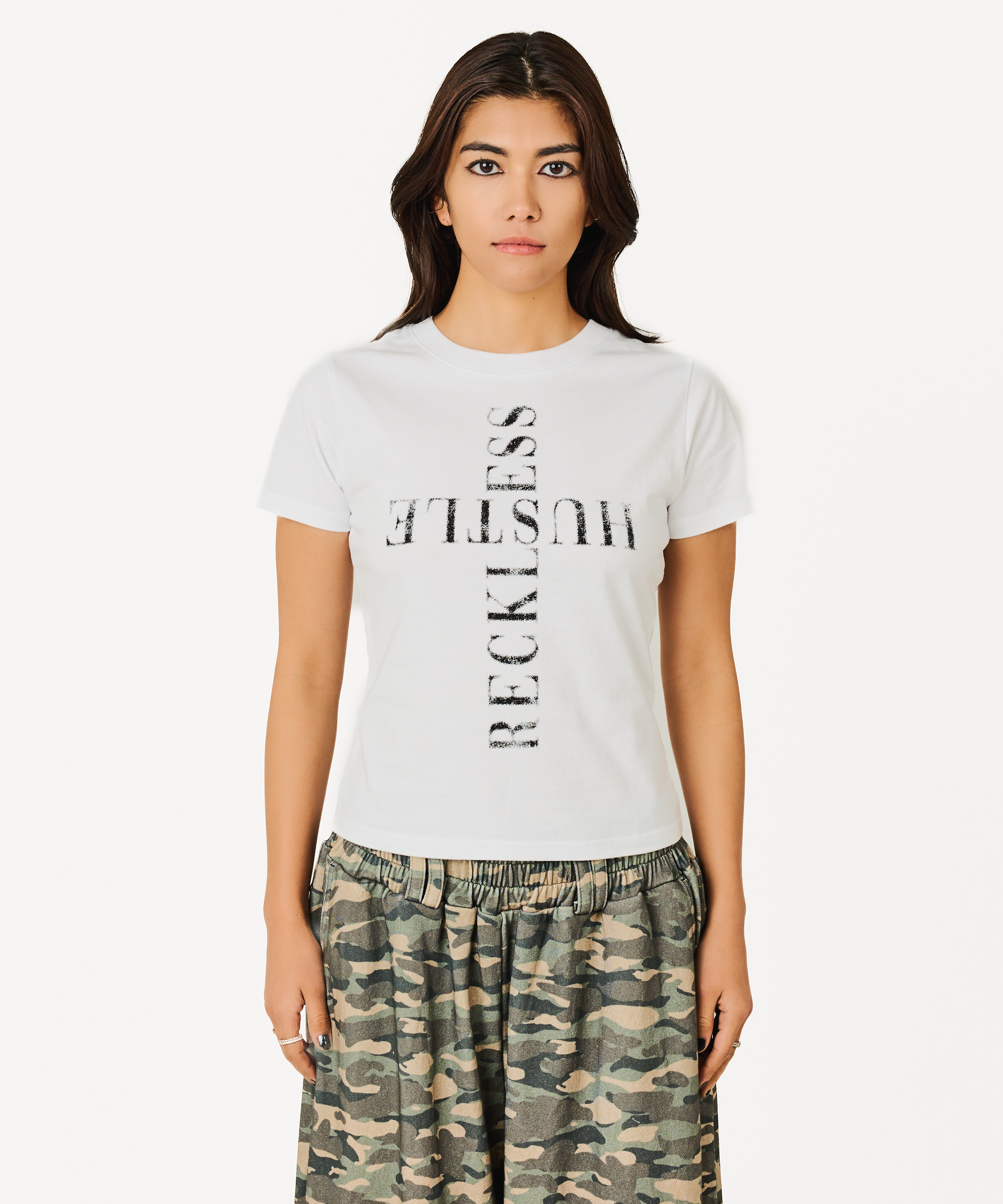 BEEDEN ビーデン　Tシャツ ホワイト BEEDEN（ビーデン）の「SPRAY PRINT LOGO TEE（Tシャツ/カットソー
